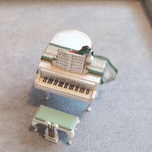 2005 Hallmark Keepseek Ornament Holiday Serenade